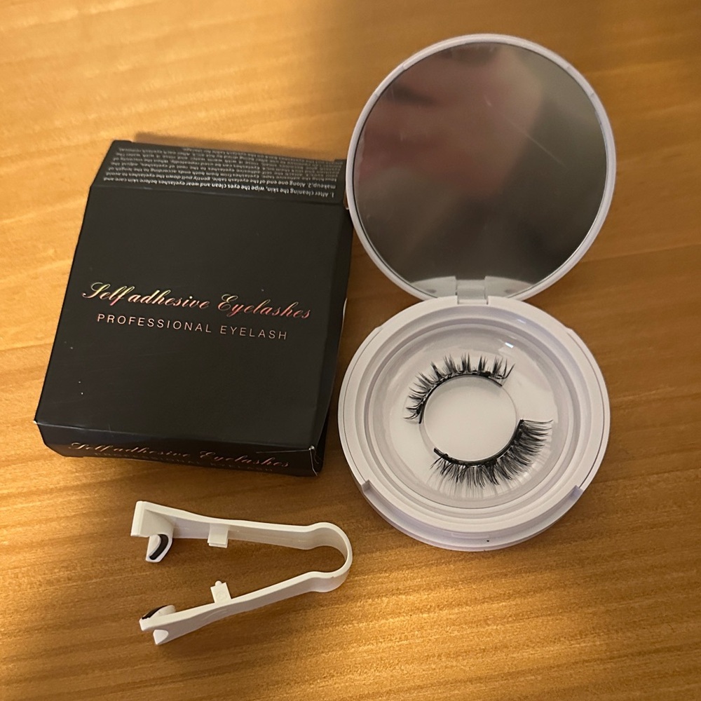 Self-Adhesive Eyelashes with Case and Applicator